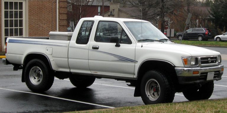 Toyota Hilux 2-4WD maski kromi/musta 08.1991-> - Image 2