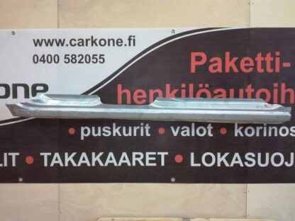 Nissan Almera N16 helmapelti vasen | helmapellit - korjauspellit - takakaaret | Mittatarkat koriosat nopeasti aidosti suomalaisesta Carkone verkkokaupasta