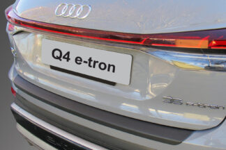 Takapuskurin kolhusuoja Audi Q4 e-tron 4/2021- Edullinen, hyvännäköinen ja kestävä kotimainen kolhusuoja peittää naarmut ja estävät uusien syntymisen.