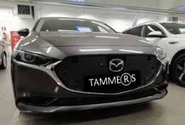 Maskisuoja Mazda 3 2019-2021 | Laadukkaat kotimaiset Tammers-maskisuojat edullisesti aidosti suomalaisesta Carkone verkkokaupasta.