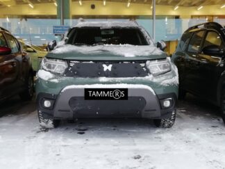 Maskisuoja Dacia Duster 2022- | Laadukkaat kotimaiset Tammers-maskisuojat edullisesti aidosti suomalaisesta Carkone verkkokaupasta.